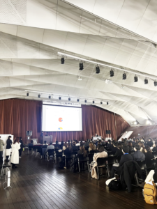 エンブリ学会会場と参加者